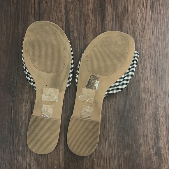 Express Black & White Check Flip Flops - Size 9 - Picture 2 of 3